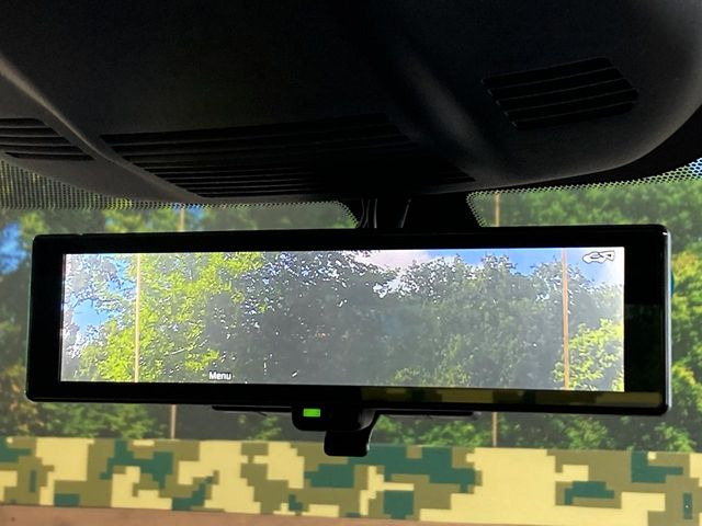 【インテリジェントルームミラー】後席の大きな荷物や同乗者で後方が確認しづらい時でも安心!カメラが撮影した車両後方の映像をルームミラー内に表示。クリアな視界で状況の確認が可能です!