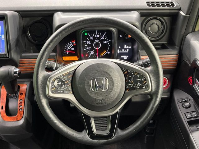 �C���e���A�ɍ��킹���f�U�C���̃X�e�A�����O�́A�^�]�������̂��Ƃ��l���A�^�]���₷���`��A�傫���ł��B�����x�A���ۂɐG���Ă��m���߂��������B