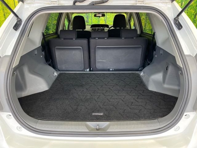 ���i�̂���������ʋ΁A���}���ɏ\���ȉ׎��X�y�[�X���m�ۂ��Ă���܂��B�Z�J���h�V�[�g��|���ƁA�傫�ȉו��̐ύڂ��\�ł���