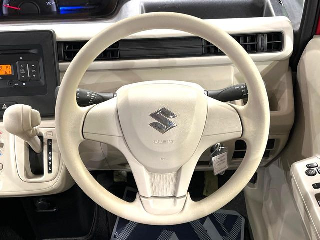 �C���e���A�ɍ��킹���f�U�C���̃X�e�A�����O�́A�^�]�������̂��Ƃ��l���A�^�]���₷���`��A�傫���ł��B�����x�A���ۂɐG���Ă��m���߂��������B