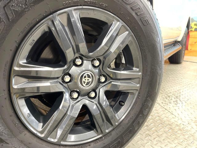 【純正17インチアルミホイール】外観にマッチした純正アルミホイールを装着しております。各種社外アルミホイールや、スタッドレスタイヤも取扱いしております。是非ご相談ください♪