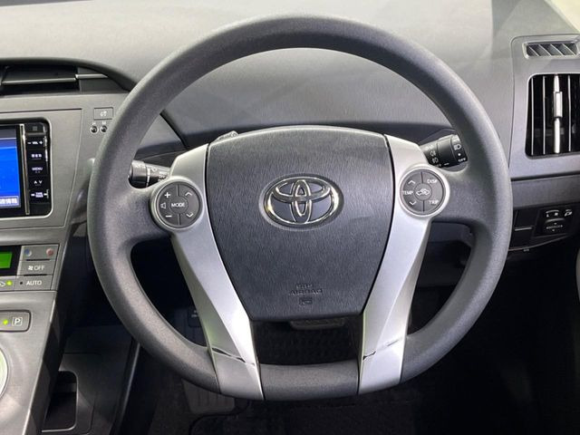 �C���e���A�ɍ��킹���f�U�C���̃X�e�A�����O�́A�^�]�������̂��Ƃ��l���A�^�]���₷���`��A�傫���ł��B�����x�A���ۂɐG���Ă��m���߂��������B