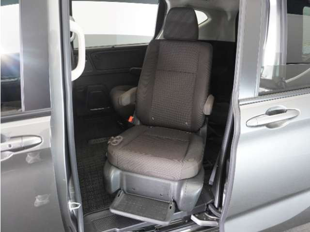 フリード1.5 G ホンダセンシング サイドリフトアップシート