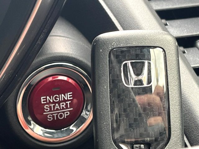 【Hondaスマートキー】カバンやポケットに入れたままでもドアの施錠・解錠が可能なスマートキーを装備。エンジンのオン・オフ時もカギを取り出す必要が無いからとっても便利です♪