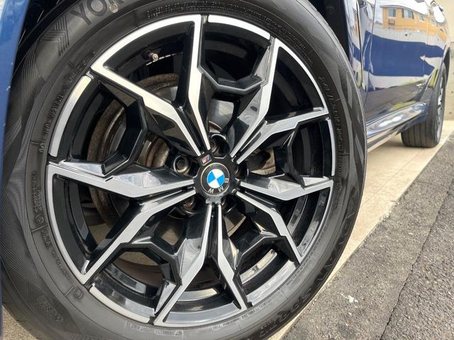 ●純正19インチアルミホイール:輸入車ならではの卓越した走りを支えるホイールと足回りです!日本車の走りに慣れている方にもぜひ体感して頂きたいほど、高いレベルでまとまっています!