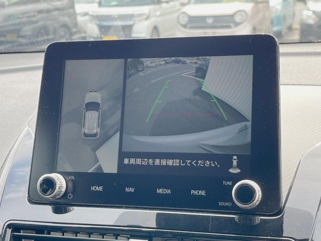 �y�}���`�e���C�����j�^�[�z�Ԃ̃t�����g��T�C�h�̃J�����摜�𓯎��Ƀ��j�^�[�\�����邱�ƂŁA���H�⋷�����𑖍s���ł����͂̏󋵊m�F���ł����S!�{�iSUV�ɂ��ꂵ�������ł���