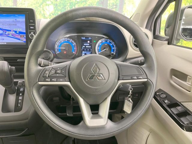 �C���e���A�ɍ��킹���f�U�C���̃X�e�A�����O�́A�^�]�������̂��Ƃ��l���A�^�]���₷���`��A�傫���ł��B�����x�A���ۂɐG���Ă��m���߂��������B