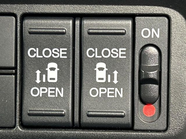 【両側パワースライドドア】スマートキーや運転席のスイッチで後席両側スライドドアの開閉が可能♪電動だから力を入れてドアを開ける必要が無く、小さなお子様でも簡単に開け閉めでき快適です♪