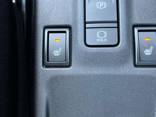 冬にうれしいシートヒーター!お尻がぽかぽか!エアコンが暖かくなる前に乗り込むことが多いドライバーの身体を素早く暖めてくれます!嬉しい装備ですね!