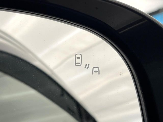【ブラインドスポットワーニング】走行中、ドアミラーの死角になりやすい箇所に後続車が接近するとサイドミラー付近に警告を表示、ドライバーに注意喚起をしてくれます。