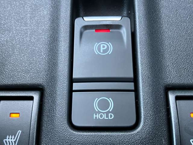 HOLDスイッチ!信号待ちで停止するとパーキングブレーキを自動でかけてくれます! ブレーキが緩んで進むのを防いでくれます!
