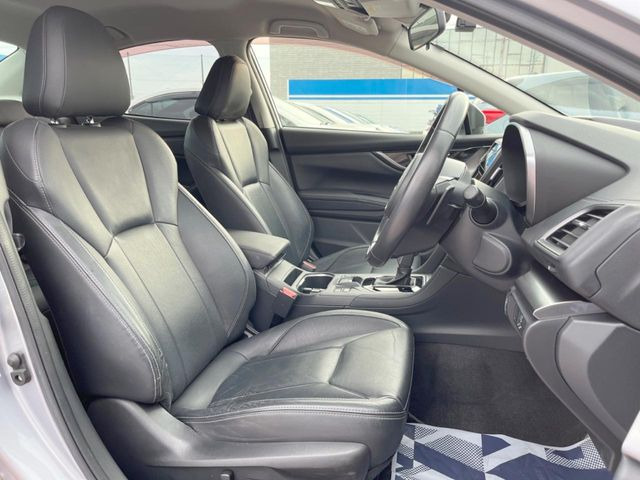 【黒革シート】上質な本革を使用し、高級感あふれる黒革シート。常に体に触れる部分だから、座り心地の良さにはこだわりたいですね♪汚れの付着や劣化を抑制する内装コーティング施工もおススメですよ♪