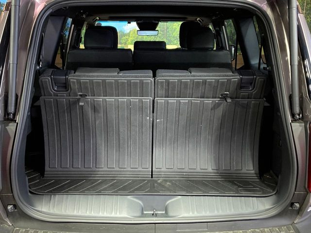 ���i�̂���������ʋ΁A���}���ɏ\���ȉ׎��X�y�[�X���m�ۂ��Ă���܂��B�Z�J���h�V�[�g��|���ƁA�傫�ȉו��̐ύڂ��\�ł���