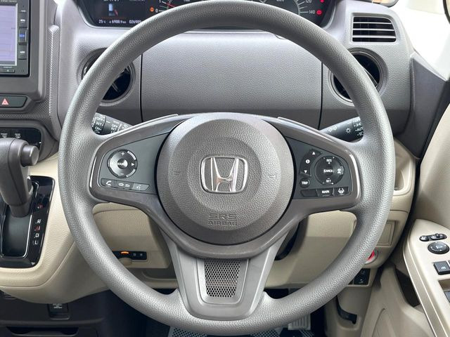 �C���e���A�ɍ��킹���f�U�C���̃X�e�A�����O�́A�^�]�������̂��Ƃ��l���A�^�]���₷���`��A�傫���ł��B�����x�A���ۂɐG���Ă��m���߂��������B