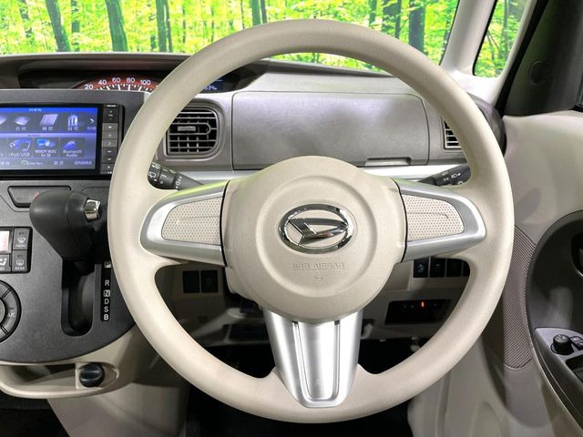 �C���e���A�ɍ��킹���f�U�C���̃X�e�A�����O�́A�^�]�������̂��Ƃ��l���A�^�]���₷���`��A�傫���ł��B�����x�A���ۂɐG���Ă��m���߂��������B