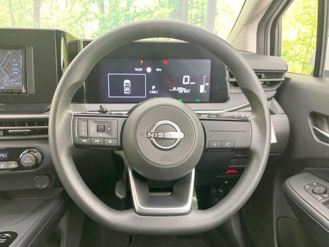 �C���e���A�ɍ��킹���f�U�C���̃X�e�A�����O�́A�^�]�������̂��Ƃ��l���A�^�]���₷���`��A�傫���ł��B�����x�A���ۂɐG���Ă��m���߂��������B