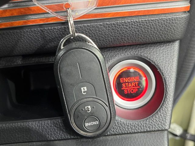 �yHonda�X�}�[�g�L�[�z�J�o����|�P�b�g�ɓ��ꂽ�܂܂ł��h�A�̎{���E�������\�ȃX�}�[�g�L�[�𑕔��B�G���W���̃I���E�I�t�����J�M�����o���K�v����������Ƃ��Ă��֗��ł���