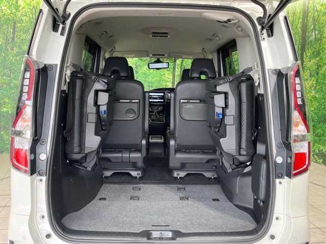 ���i�̂���������ʋ΁A���}���ɏ\���ȉ׎��X�y�[�X���m�ۂ��Ă���܂��B�Z�J���h�V�[�g��|���ƁA�傫�ȉו��̐ύڂ��\�ł���