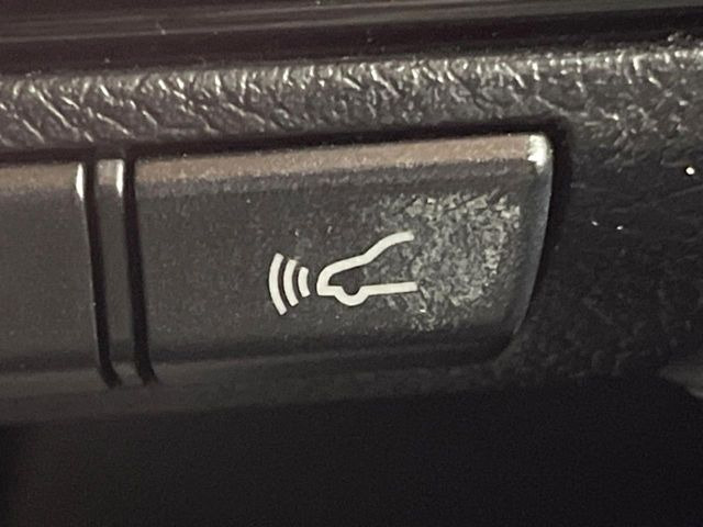 【トヨタセーフティセンス】走行中に前方の車両等を認識し、衝突しそうな時は警報とブレーキで衝突回避と被害軽減をアシスト。より安全にドライブをお楽しみいただけます。