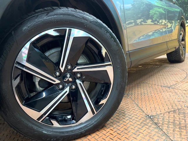 �y�����A���~�z�C�[���z�O�ςɃ}�b�`���������A���~�z�C�[���𑕒����Ă���܂��B�e��ЊO�A���~�z�C�[����A�X�^�b�h���X�^�C�����戵�����Ă���܂��B���񂲑��k����������