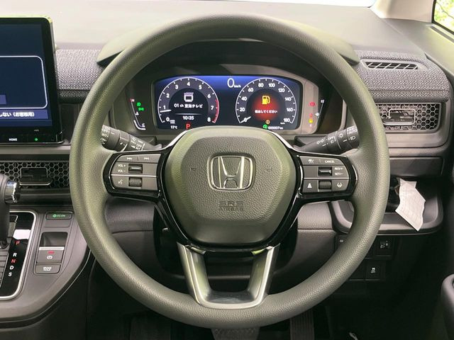 �C���e���A�ɍ��킹���f�U�C���̃X�e�A�����O�́A�^�]�������̂��Ƃ��l���A�^�]���₷���`��A�傫���ł��B�����x�A���ۂɐG���Ă��m���߂��������B