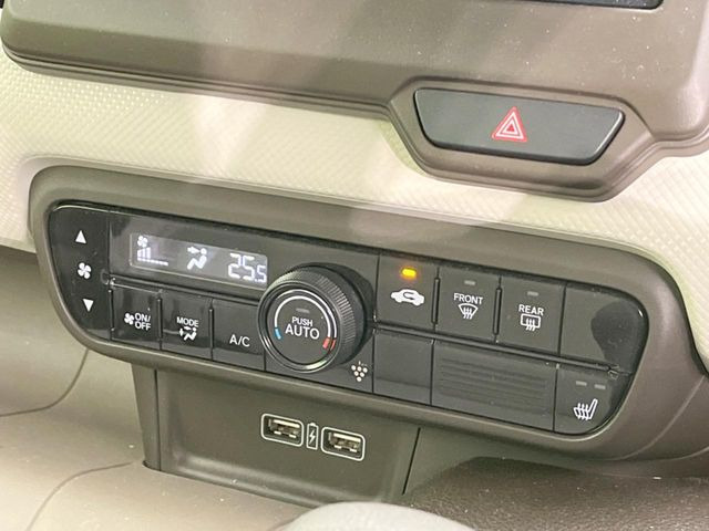 【オートエアコン】一度お好みの温度に設定すれば、車内の温度を検知し風量や温度を自動で調整。暑い&hellip;寒い&hellip;と何度もスイッチ操作をする必要はありません。快適な車内空間には必須の機能ですね♪