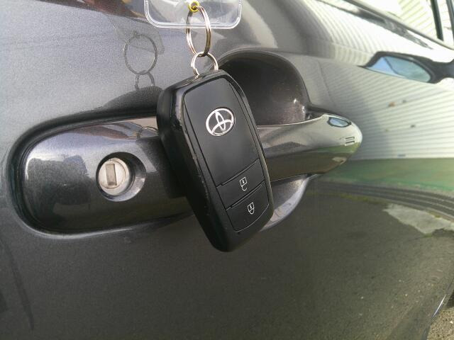 �X�}�[�g�L�[�ŁA�h�A���y�X�J��