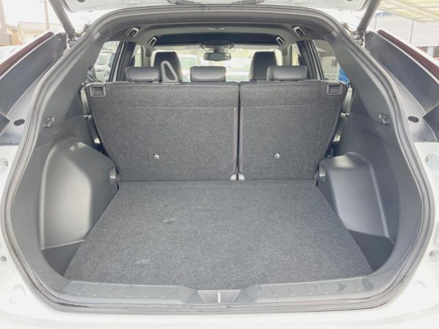 ���i�̂���������ʋ΁A���}���ɏ\���ȉ׎��X�y�[�X���m�ۂ��Ă���܂��B�Z�J���h�V�[�g��|���ƁA�傫�ȉו��̐ύڂ��\�ł���