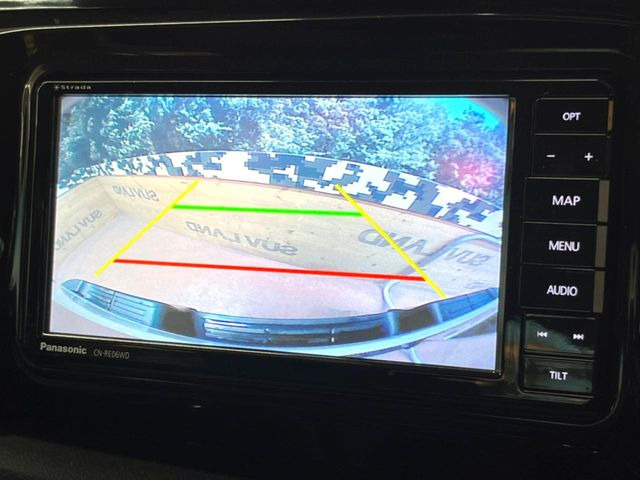 【バックカメラ】駐車時に後方がリアルタイム映像で確認できます。大型商業施設や立体駐車場での駐車時や、夜間のバック時に大活躍!運転スキルに関わらず、今や必須となった装備のひとつです!