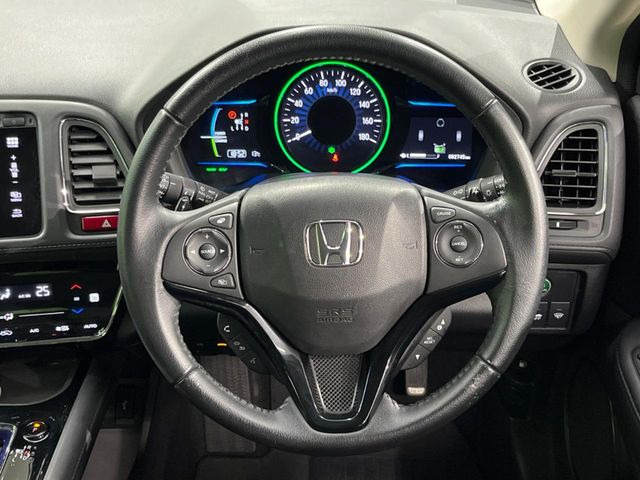 �C���e���A�ɍ��킹���f�U�C���̃X�e�A�����O�́A�^�]�������̂��Ƃ��l���A�^�]���₷���`��A�傫���ł��B�����x�A���ۂɐG���Ă��m���߂��������B