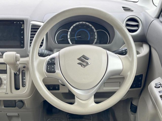�C���e���A�ɍ��킹���f�U�C���̃X�e�A�����O�́A�^�]�������̂��Ƃ��l���A�^�]���₷���`��A�傫���ł��B�����x�A���ۂɐG���Ă��m���߂��������B