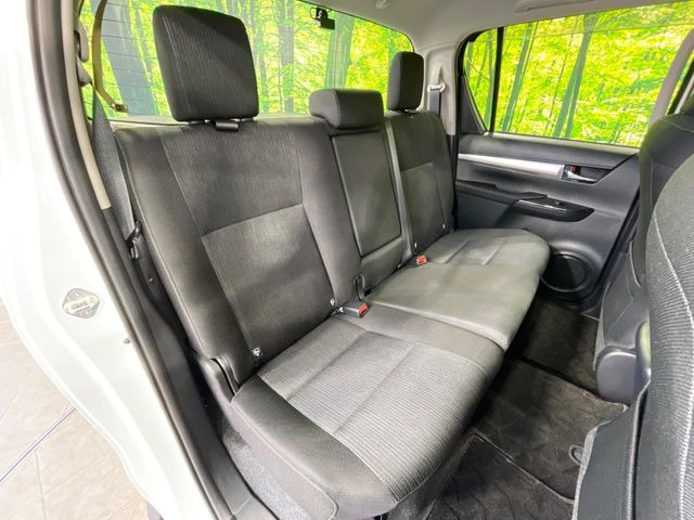 広々とした2列目シートは居住性が高く、居心地も快適!友達や家族とのお出かけにぴったりです。ベビーシートやチャイルドシート使用時も快適にお過ごしいただける十分な空間を確保しています。