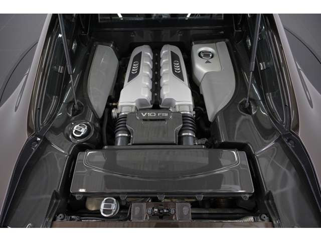 5.2リッター自然吸気V10エンジンは今や貴重な存在です。