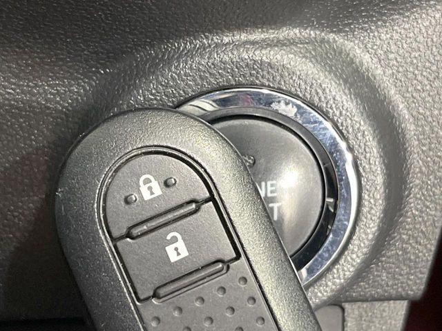 【キーフリーシステム】カバンやポケットに入れたままでもドアの施錠・解錠が可能なスマートキーを装備。エンジンのオン・オフ時もカギを取り出す必要が無いからとっても便利です♪