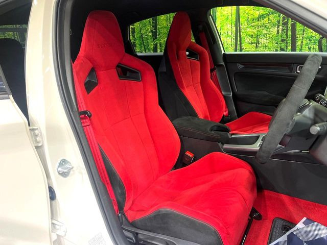 【専用スポーツシート】ホールド性に優れ、カーブ時の体が流れを抑制してくれます。また、体にフィットするから腰や背中が疲れにくく、ロングドライブや高速走行でも快適にお過ごしいただけます♪
