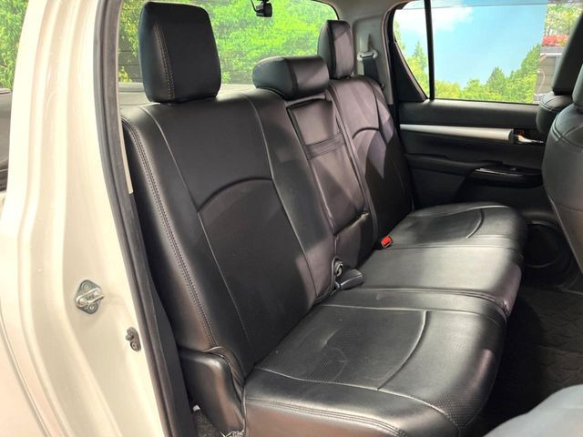 後部座席も気になるようなキズ・汚れやへたり等、大きなダメージはなく、良好な状態です。