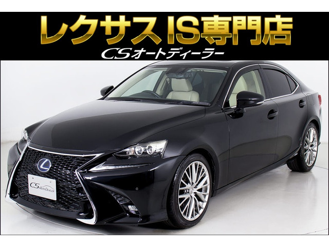 個性的なリアビューで御座います。精悍な佇まいは高級車ならではです。