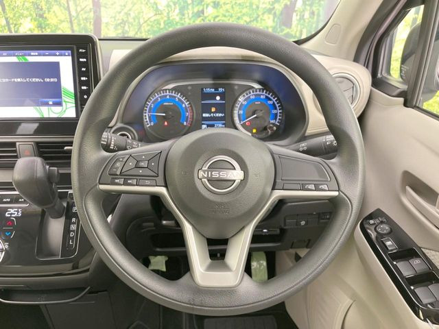�C���e���A�ɍ��킹���f�U�C���̃X�e�A�����O�́A�^�]�������̂��Ƃ��l���A�^�]���₷���`��A�傫���ł��B�����x�A���ۂɐG���Ă��m���߂��������B