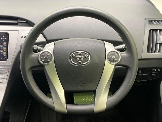 �C���e���A�ɍ��킹���f�U�C���̃X�e�A�����O�́A�^�]�������̂��Ƃ��l���A�^�]���₷���`��A�傫���ł��B�����x�A���ۂɐG���Ă��m���߂��������B