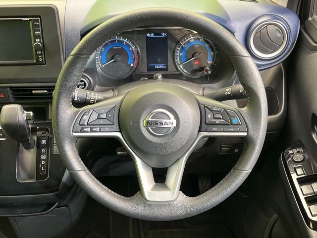 �C���e���A�ɍ��킹���f�U�C���̃X�e�A�����O�́A�^�]�������̂��Ƃ��l���A�^�]���₷���`��A�傫���ł��B�����x�A���ۂɐG���Ă��m���߂��������B