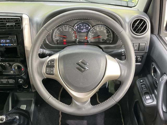 �C���e���A�ɍ��킹���f�U�C���̃X�e�A�����O�́A�^�]�������̂��Ƃ��l���A�^�]���₷���`��A�傫���ł��B�����x�A���ۂɐG���Ă��m���߂��������B