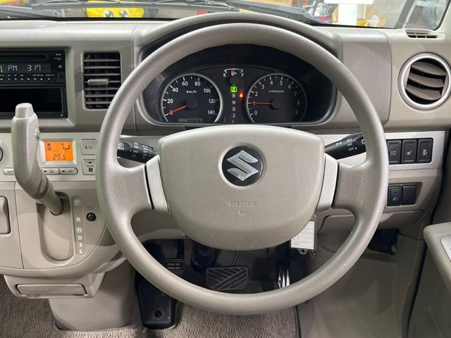 �C���e���A�ɍ��킹���f�U�C���̃X�e�A�����O�́A�^�]�������̂��Ƃ��l���A�^�]���₷���`��A�傫���ł��B�����x�A���ۂɐG���Ă��m���߂��������B