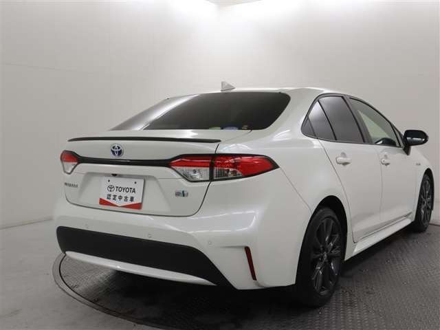 カローラ1.8 ハイブリッド W×B