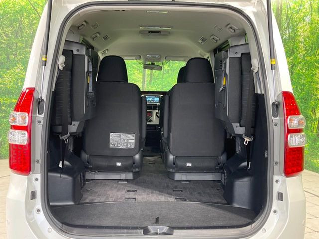 ���i�̂���������ʋ΁A���}���ɏ\���ȉ׎��X�y�[�X���m�ۂ��Ă���܂��B�Z�J���h�V�[�g��|���ƁA�傫�ȉו��̐ύڂ��\�ł���