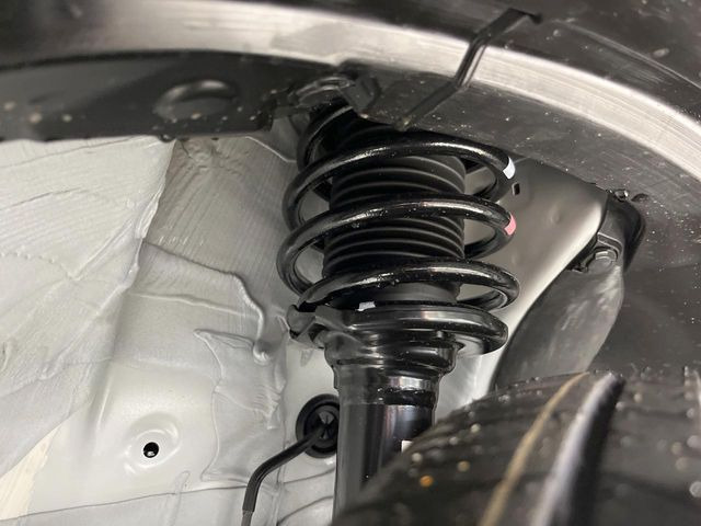 お車を安心してお乗りいただく為には、足回りの定期点検が欠かせません。サービスサポート(有償保証)では無料点検もご提供しており、安心のカーライフをお過ごしいただけるサポート体制が整っています。