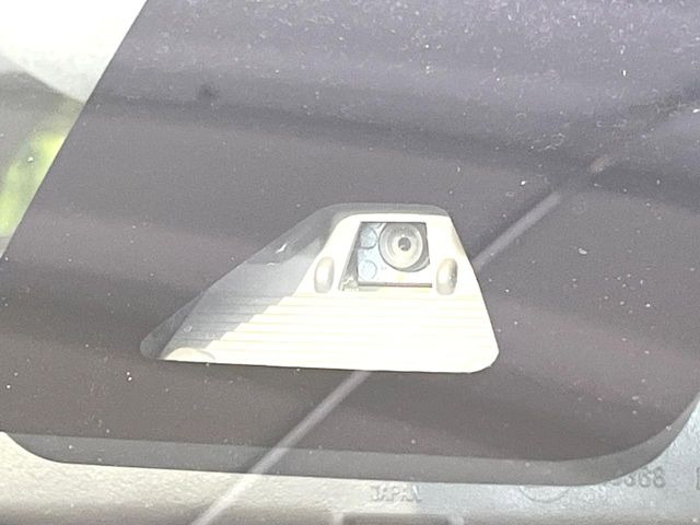 【スマートアシスト】走行中に前方の車両等を認識し、衝突しそうな時は警報とブレーキで衝突回避と被害軽減をアシスト。より安全にドライブをお楽しみいただけます。