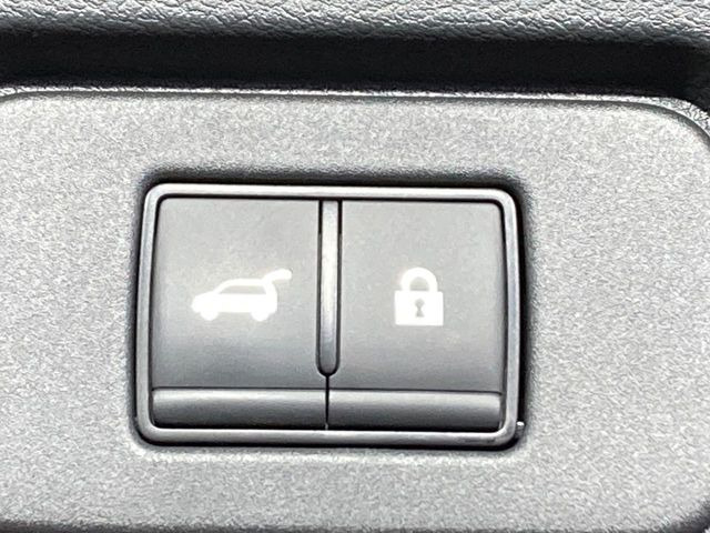 【パワーバックドア】スマートキーや運転席のボタンを押すだけでリアゲートが自動で開閉します!荷物を持っている時や、高い位置にあるバックドアを閉める際に便利な機能です♪