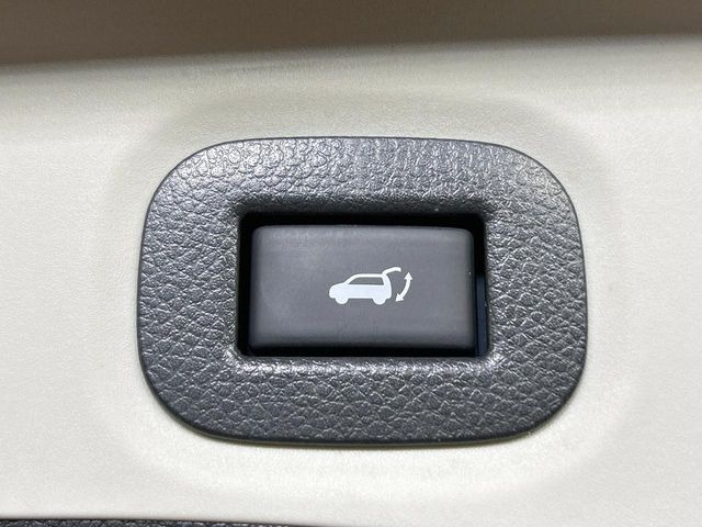 【パワーバックドア】スマートキーや運転席のボタンを押すだけでリアゲートが自動で開閉します!荷物を持っている時や、高い位置にあるバックドアを閉める際に便利な機能です♪