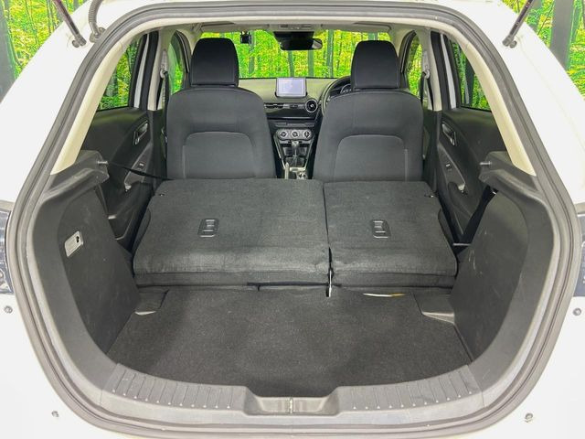 ���i�̂���������ʋ΁A���}���ɏ\���ȉ׎��X�y�[�X���m�ۂ��Ă���܂��B�Z�J���h�V�[�g��|���ƁA�傫�ȉו��̐ύڂ��\�ł���