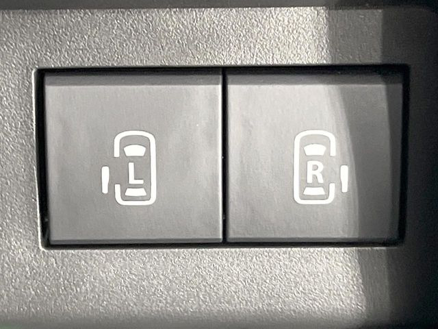 【両側パワースライドドア】スマートキーや運転席のスイッチで後席両側スライドドアの開閉が可能♪電動だから力を入れてドアを開ける必要が無く、小さなお子様でも簡単に開け閉めでき快適です♪